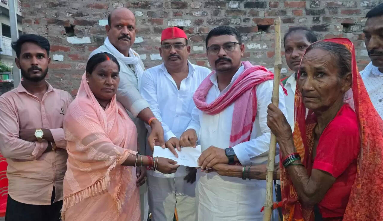 समाजवादी पार्टी ने दिवंगत नेता के परिवार को दी आर्थिक सहायता