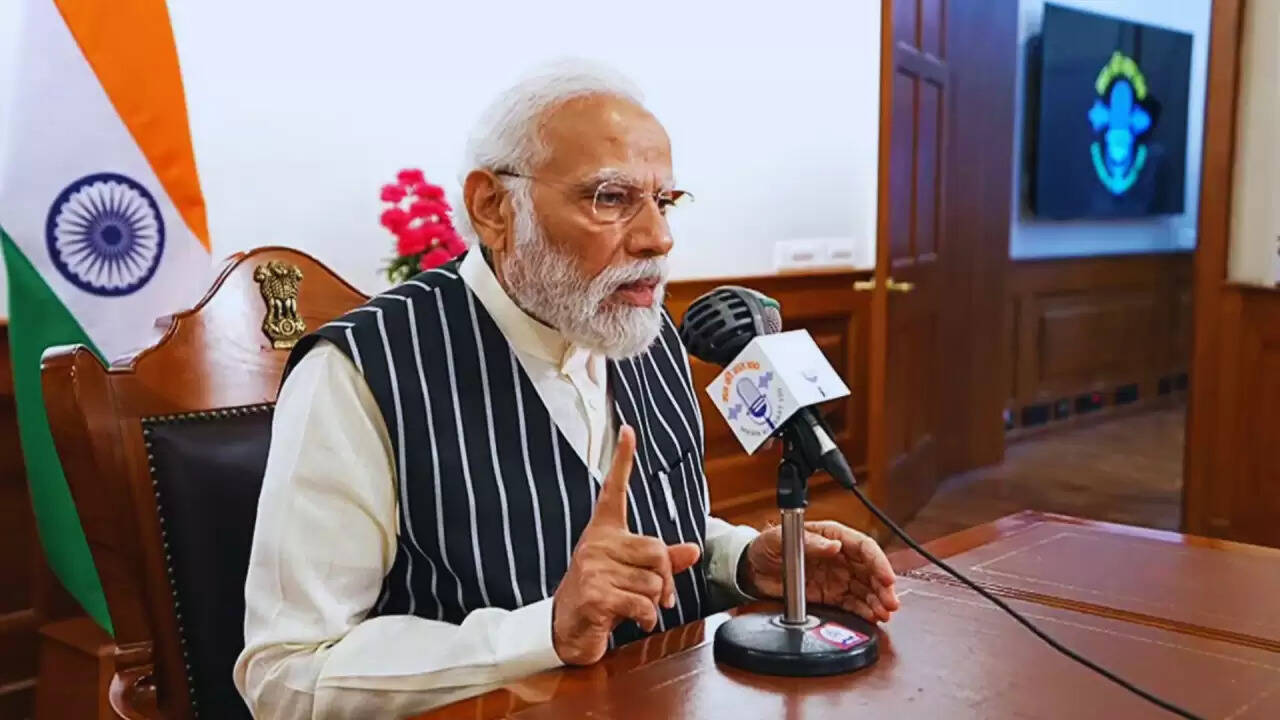 प्रधानमंत्री मोदी की 'मन की बात': युवा रचनाकारों से लेकर स्वच्छता तक की सराहना