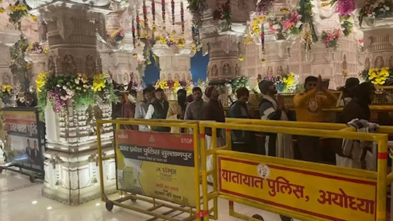 नए साल की शुरुआत में भक्तों का उमड़ा सैलाब