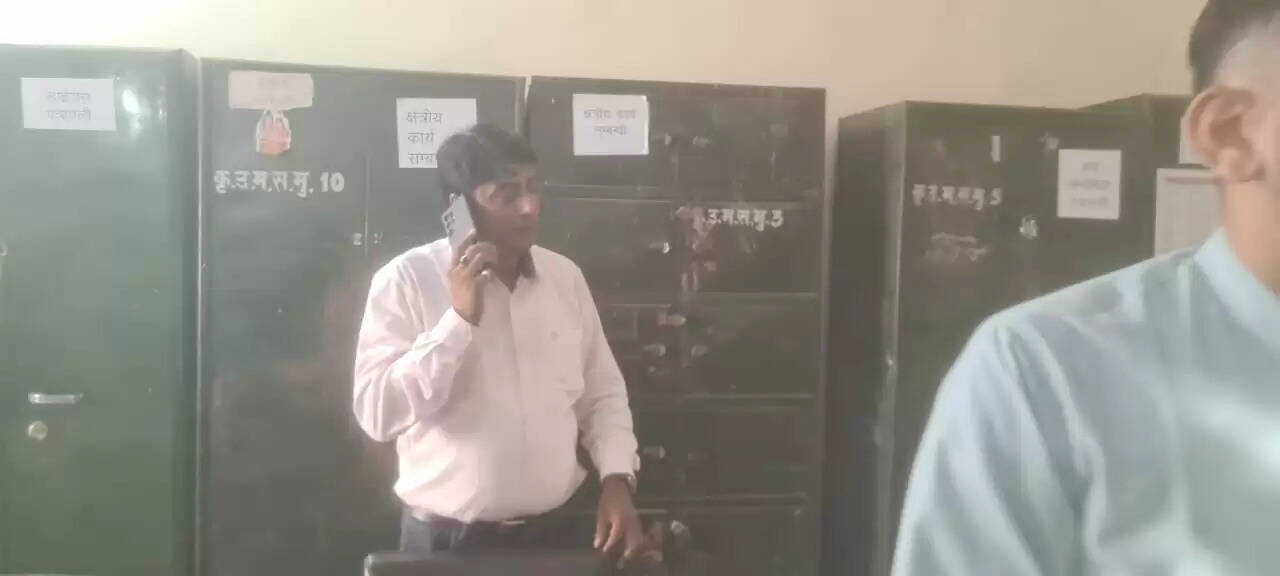 मंडी सचिव पर विधायक होने का दावा करने वालों का हमला