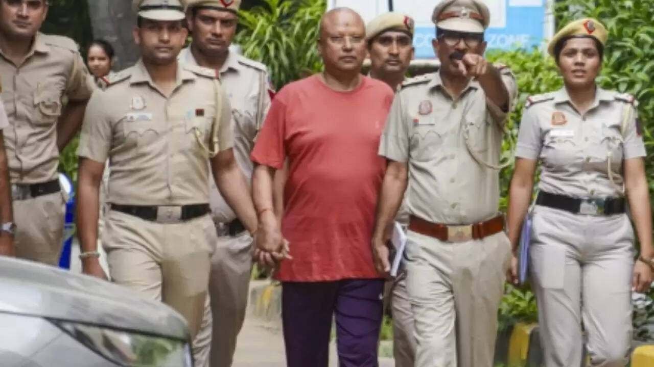 दिल्ली के स्वामी चैतन्यानंद पर यौन शोषण के गंभीर आरोप