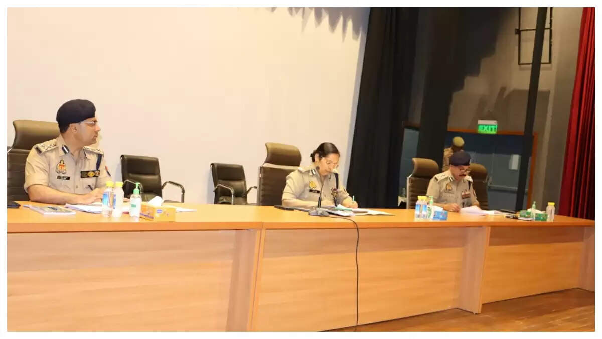 नोएडा पुलिस की क्राइम मीटिंग में कार्रवाई, 6 चौकी इंचार्ज सस्पेंड