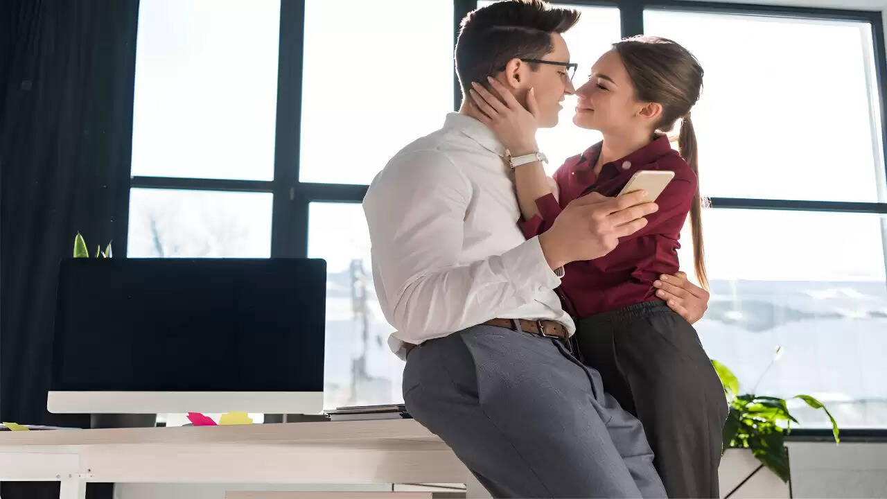 ऑफिस रोमांस: भारत में बढ़ती प्रेम कहानियाँ