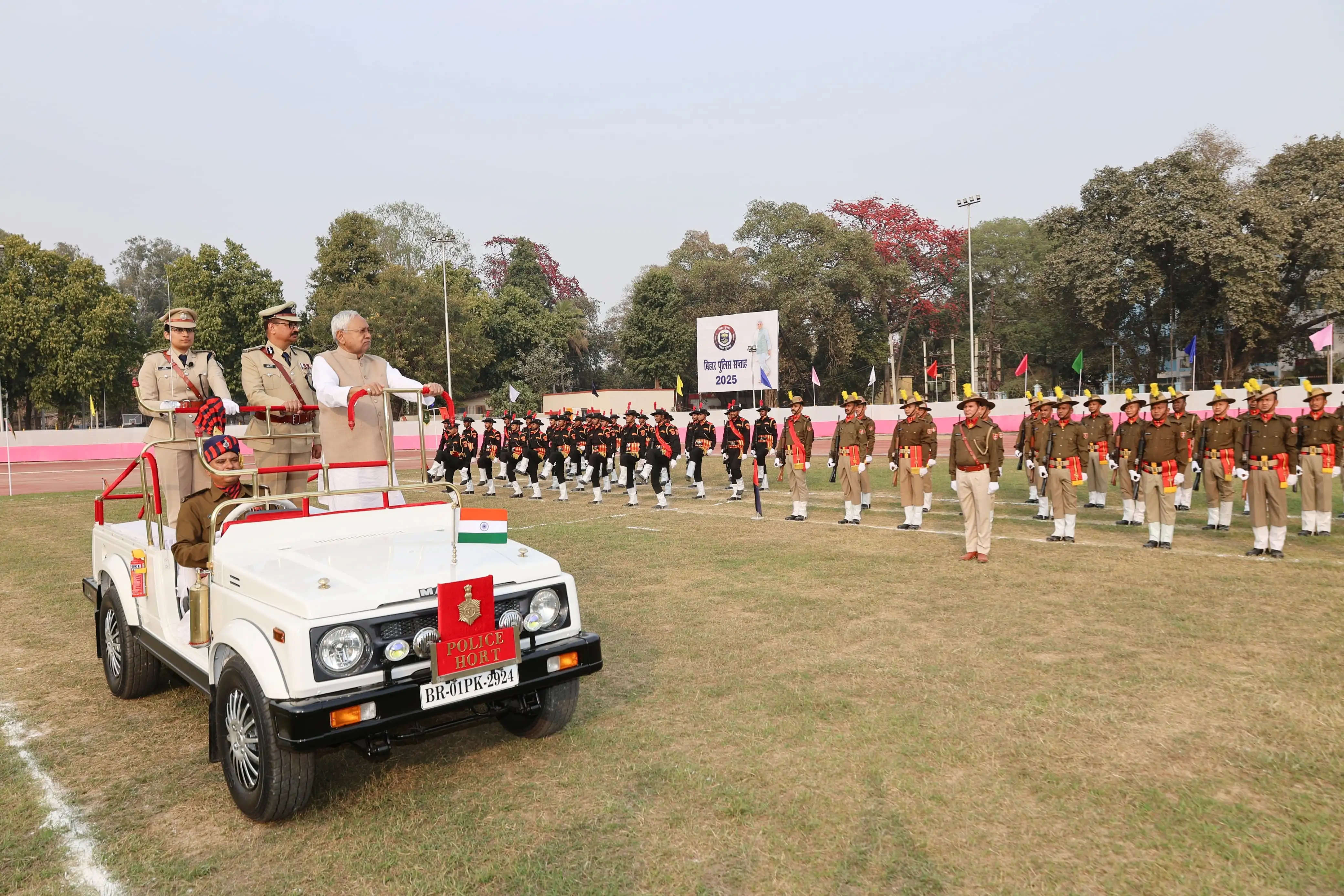 बिहार पुलिस सप्ताह का समापन समारोह में परेड का निरीक्षण करते मुख्यमंत्री नीतीश कुमार