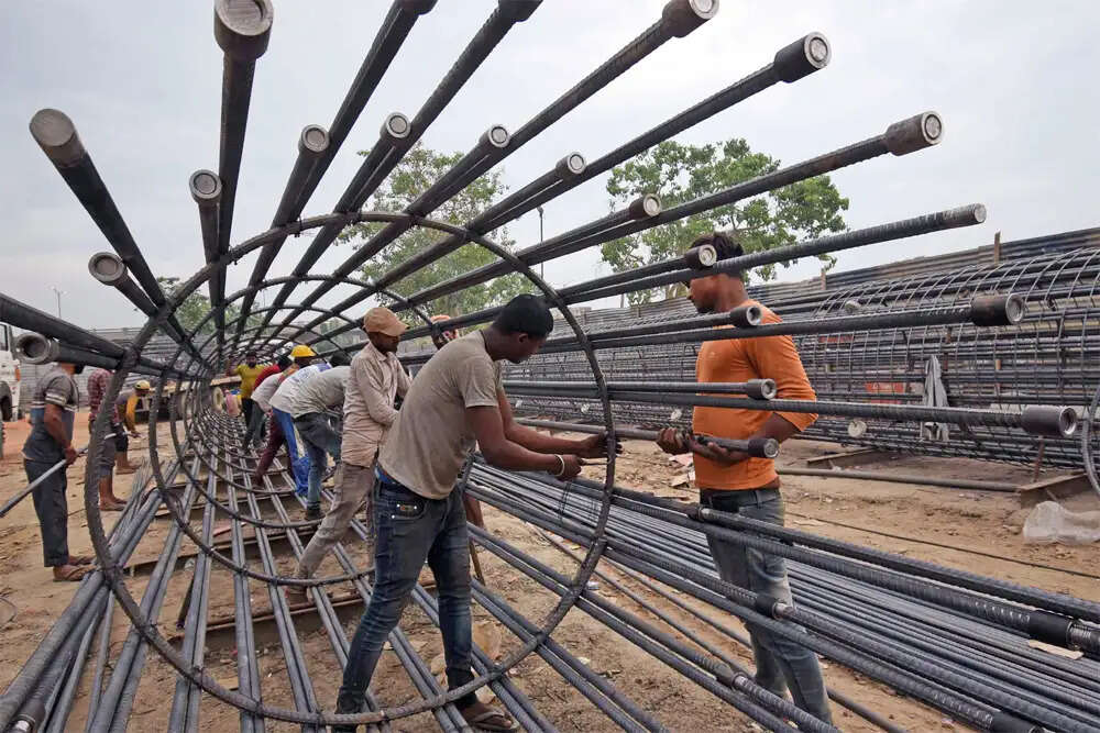 भारत में श्रमिकों के कामकाजी घंटे में कमी से बढ़ी अशांति