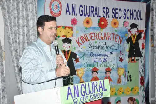 ए.एन. गुजराल सीनियर सेकेंडरी स्कूल में भव्य ग्रेजुएशन समारोह