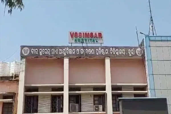 संबलपुर में युवक की आत्महत्या की कोशिश, अस्पताल से कूदकर बचाई गई जान