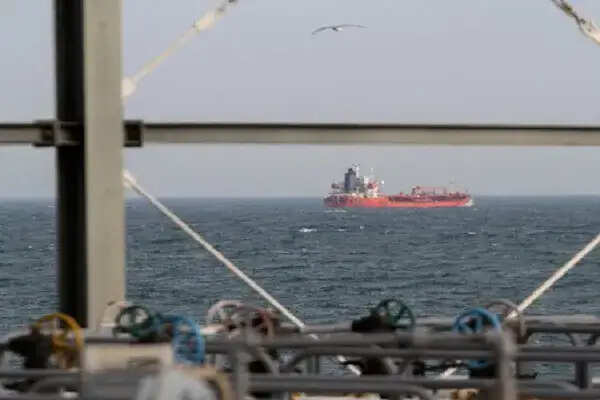 अमेरिका-ईरान संघर्ष का वैश्विक अर्थव्यवस्था पर प्रभाव: तेल की कीमतों में वृद्धि