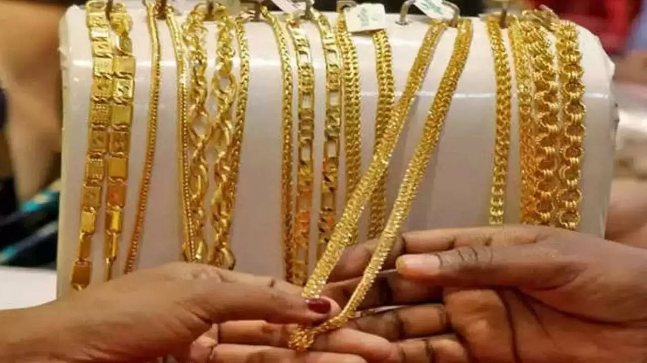 सोने और चांदी की कीमतों में वृद्धि, वैश्विक बाजार में गिरावट