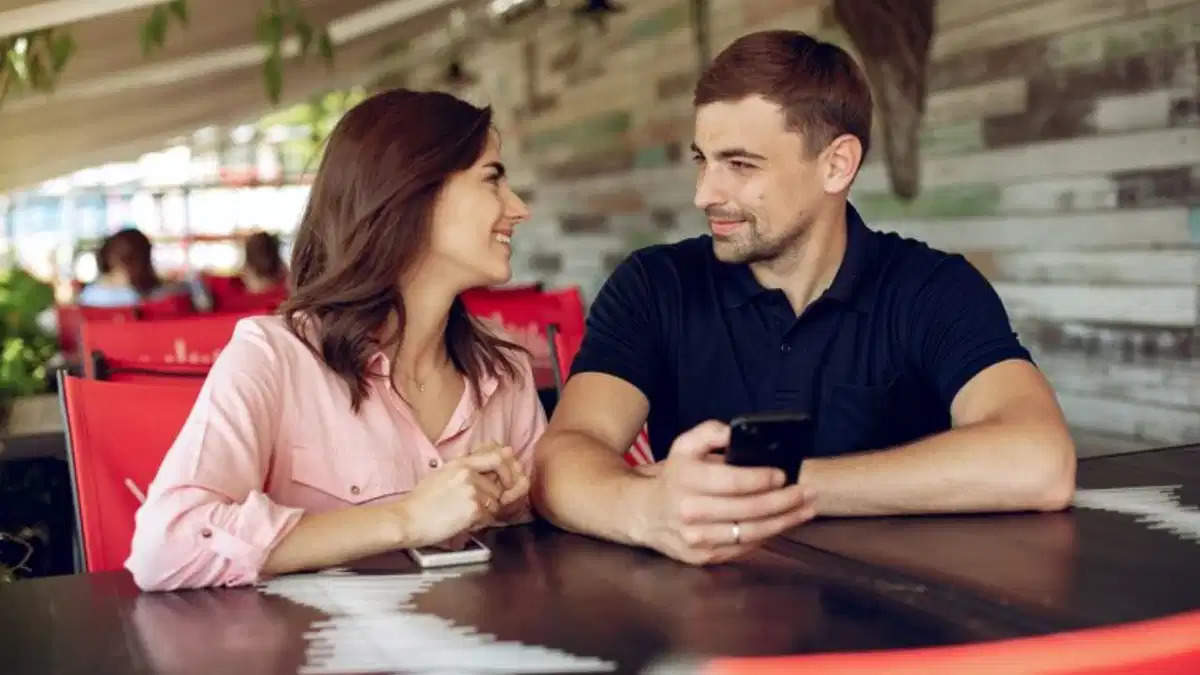 पहली डेट पर लड़कियों को कैसे करें इंप्रेस: जानें आसान टिप्स