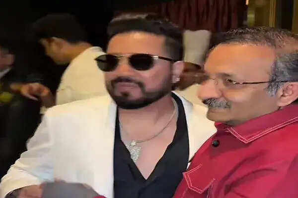 हरियाणा के मुख्यमंत्री के सचिव ने मीका सिंह के जन्मदिन पर मुंबई में की मुलाकात