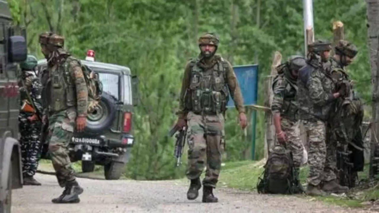 कुलगाम में आतंकियों के खिलाफ सुरक्षा बलों का बड़ा ऑपरेशन, मुठभेड़ जारी