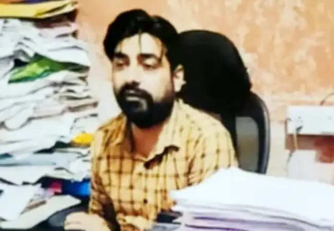 पीलीभीत में सरकारी धन के गबन का मामला: चपरासी ने किया करोड़ों का घोटाला