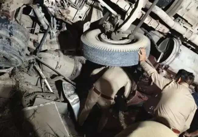 हापुड़ में बारातियों से भरी बस और ट्रक की टक्कर, 6 की मौत