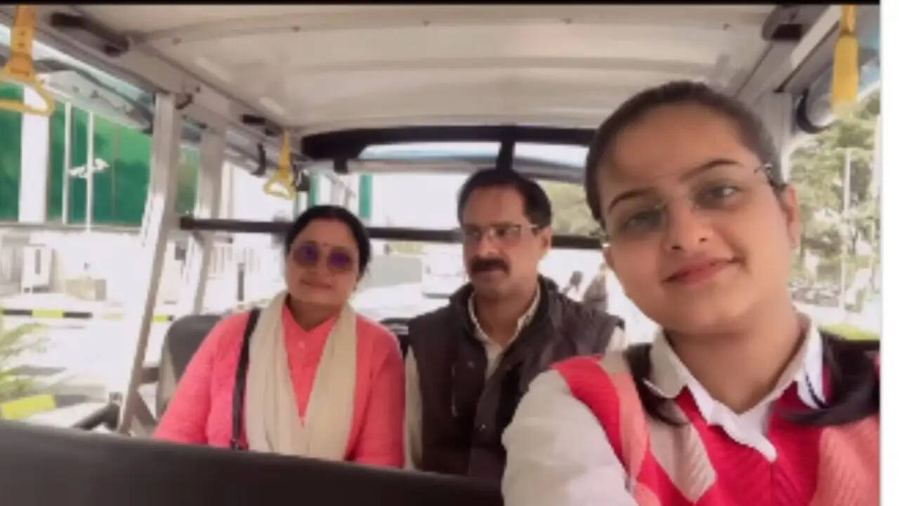 माइक्रोसॉफ्ट ऑफिस में बेटी का गर्व भरा पल: माता-पिता के साथ साझा की सफलता