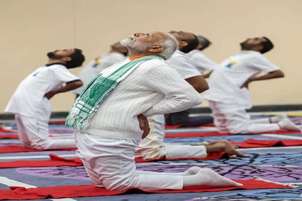 प्रधानमंत्री मोदी ने विशाखापत्तनम में अंतरराष्ट्रीय योग दिवस मनाया