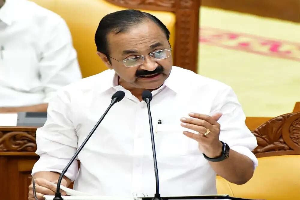 केरल के मुख्यमंत्री ने पेश किया पहला बजट, आर्थिक चुनौतियों का सामना