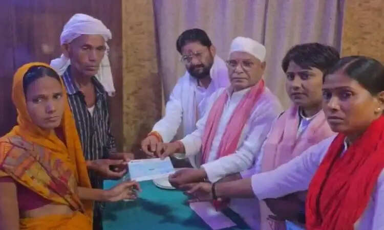 समाजवादी पार्टी ने गाजीपुर में पीड़ित परिवार को दी आर्थिक सहायता