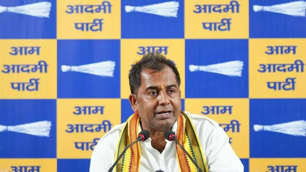 दिल्ली के कालकाजी मंदिर में पुजारी की हत्या: क्या भाजपा की सुरक्षा व्यवस्था पर उठ रहे हैं सवाल?