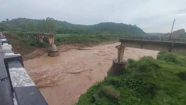 पंजाब और हिमाचल में बारिश से जनजीवन प्रभावित, रास्ते बंद
