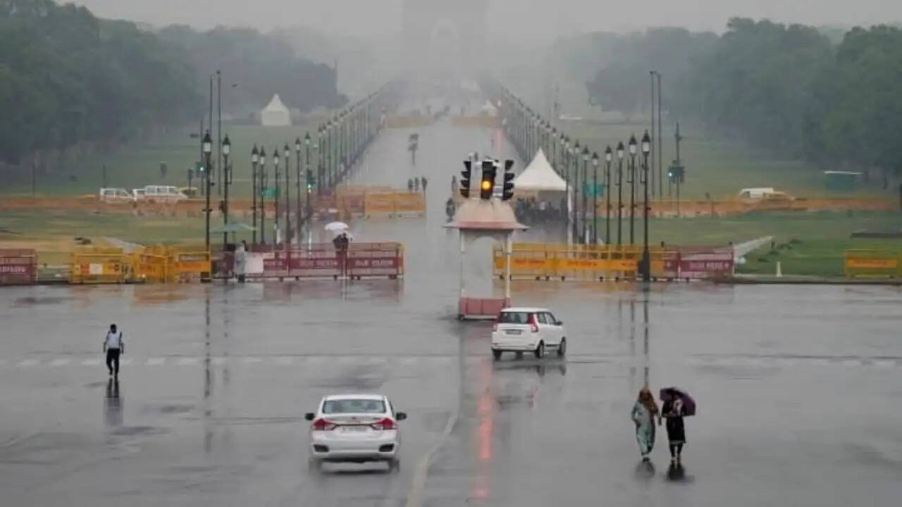 दिल्ली में गर्मी का कहर, मानसून की दस्तक