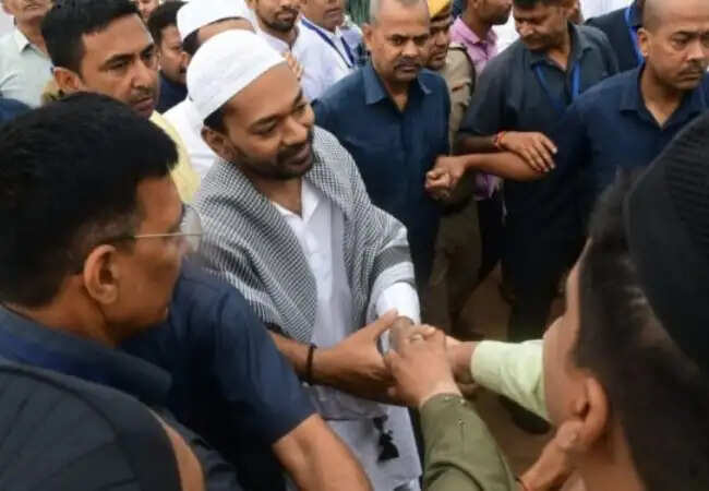 पटना में ईद समारोह: नीतीश कुमार की अनुपस्थिति में बेटे ने संभाली जिम्मेदारी