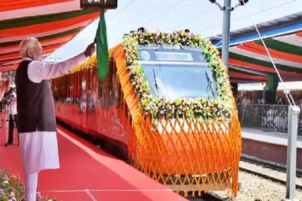 श्रीनगर और कटरा के बीच वंदे भारत एक्सप्रेस की सेवाएं शुरू