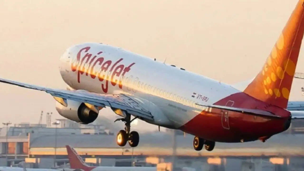 स्पाइसजेट की फ्लाइट्स में देरी से मुंबई एयरपोर्ट पर हंगामा