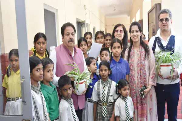 राजीव शुक्ला का नारी निकेतन दौरा: बच्चों के साथ भावनात्मक मुलाकात