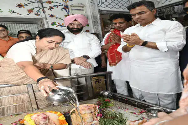 सोमनाथ स्वाभिमान पर्व: मुख्यमंत्री रेखा गुप्ता ने किया जलाभिषेक