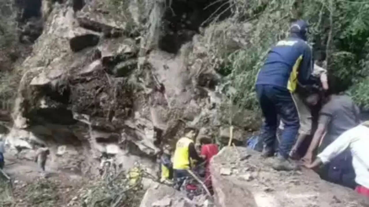 उत्तराखंड में भूस्खलन से चारधाम यात्रा पर संकट