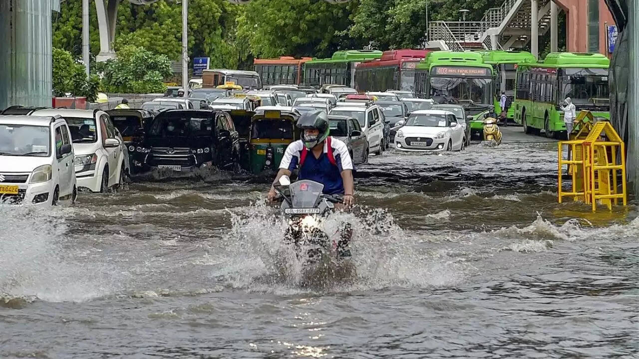 दिल्ली-NCR में बाढ़ की स्थिति: जलस्तर में कमी, लेकिन संकट जारी