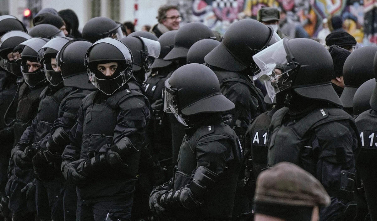 ईरान में बड़े पैमाने पर विरोध प्रदर्शन, इंटरनेट सेवाएं बंद