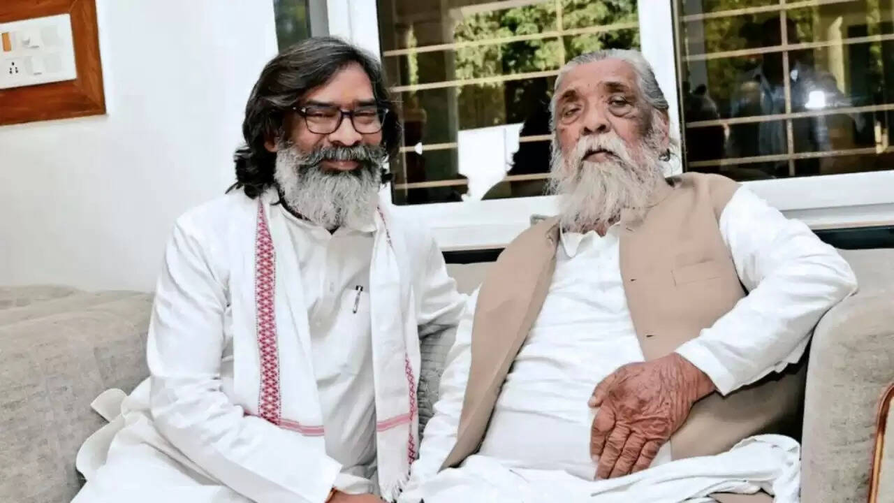 झारखंड के 'दिशोम गुरु' शिबू सोरेन का निधन: हेमंत सोरेन का भावुक श्रद्धांजलि