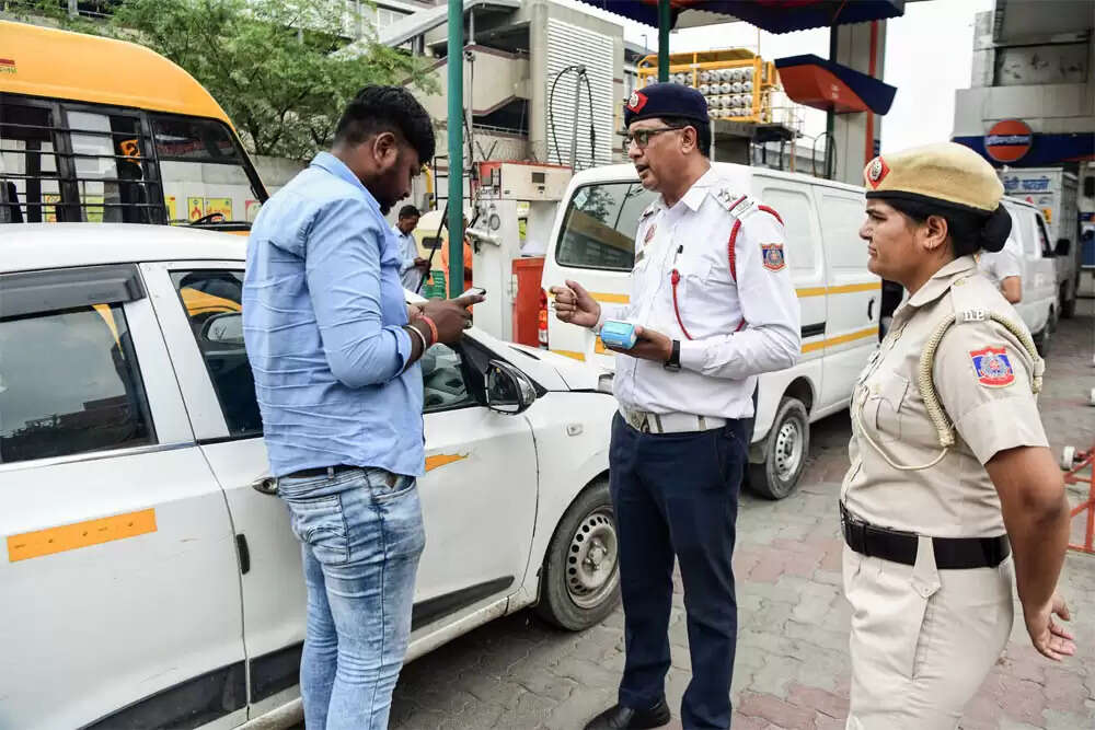 दिल्ली सरकार का पुरानी गाड़ियों पर नया रुख: फिटनेस पर ध्यान देने की मांग