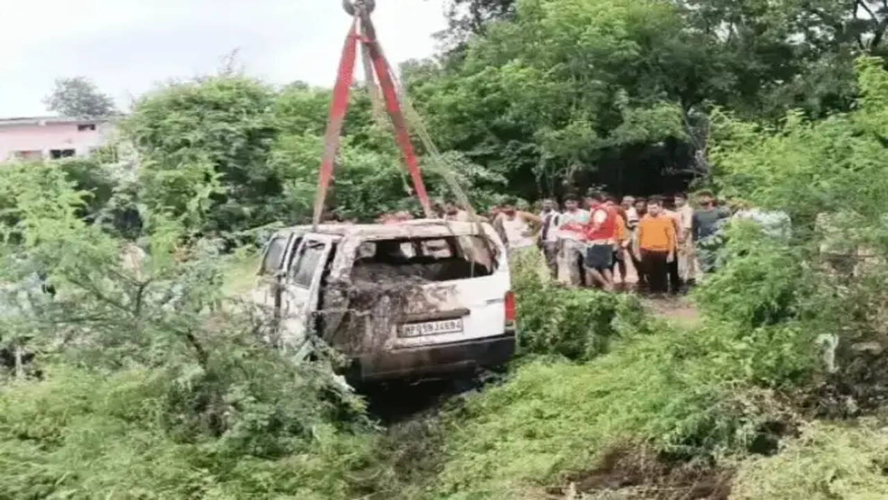 मध्यप्रदेश में बारिश के कारण ईको वैन नाले में गिरी, 9 लोगों की मौत