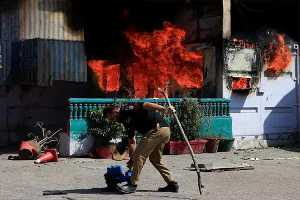 पाकिस्तान में खामेनेई की हत्या के बाद भड़की हिंसा, 8 की मौत