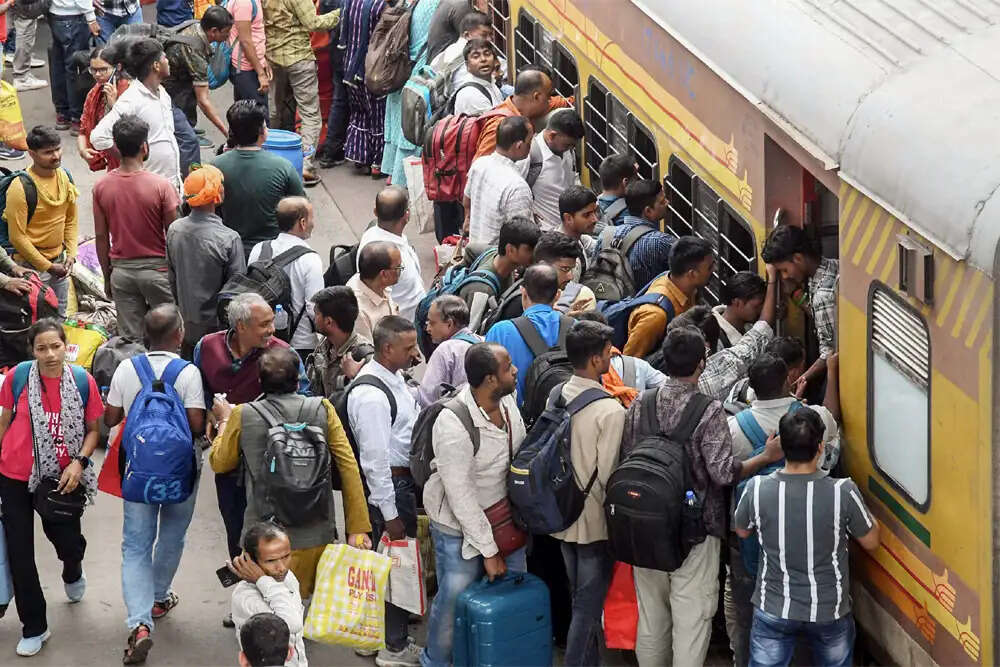 भारत की जनसंख्या में तेजी से गिरावट: भविष्य की चुनौतियाँ