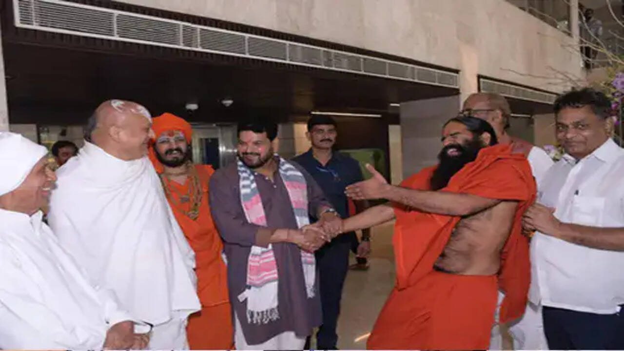 स्वामी रामदेव और बृजभूषण शरण सिंह के बीच विवाद का समाधान