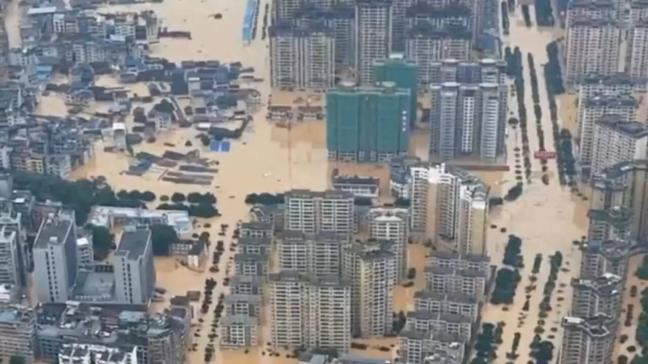 बीजिंग में बाढ़ का कहर: 34 लोगों की जान गई, 80,000 सुरक्षित स्थानों पर पहुंचाए गए