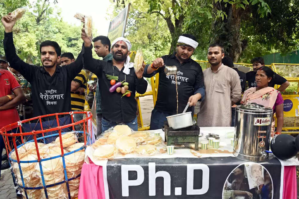बेरोज़गारी का संकट: एक सामाजिक विस्फोट की ओर बढ़ते कदम