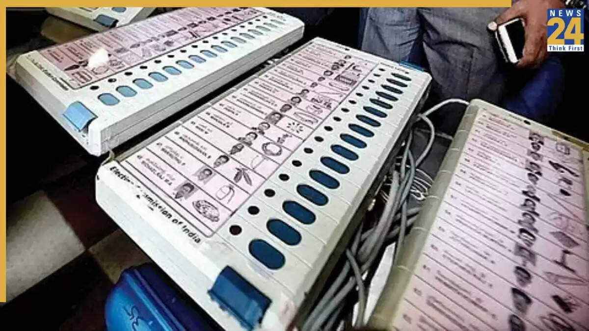 बिहार विधानसभा चुनाव 2025 में EVM पर उम्मीदवारों की रंगीन तस्वीरें