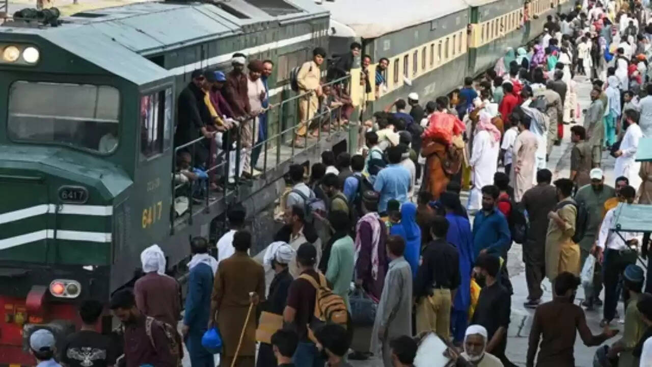 लाहौर के पास ट्रेन हादसा: इस्लामाबाद एक्सप्रेस के 10 डिब्बे पटरी से उतरे
