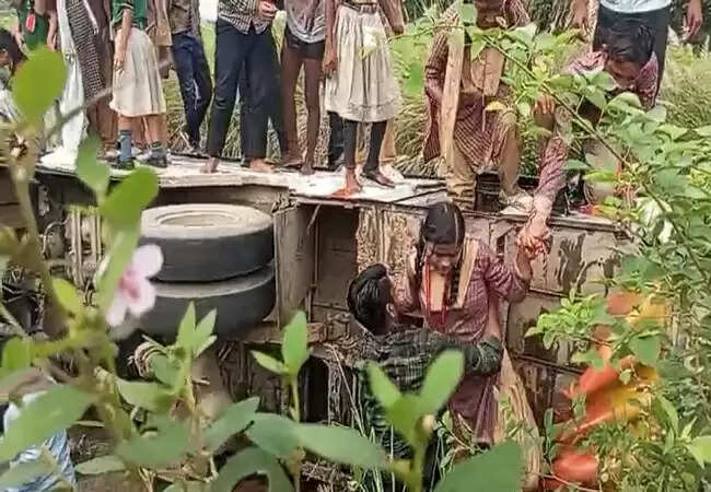 कानपुर में स्कूल बस और बाइक की टक्कर, पिता-पुत्र की मौत