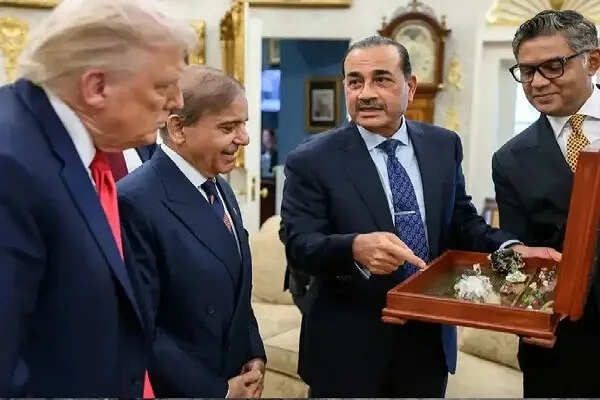 पाकिस्तान के सेना प्रमुख मुनीर की अमेरिका में बेइज्जती पर विवाद