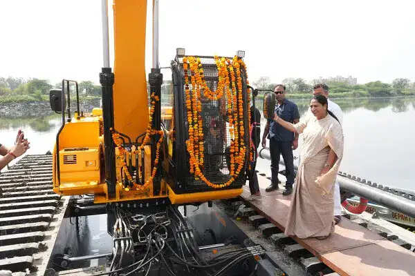 दिल्ली में नई अम्फीबियस मशीनों का उद्घाटन, जल निकासी में सुधार की उम्मीद