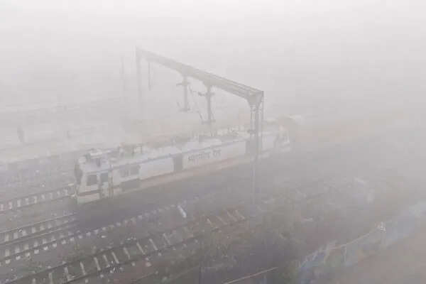 घने कोहरे से प्रभावित उत्तर भारत: हवाई और रेल सेवाओं में बाधा