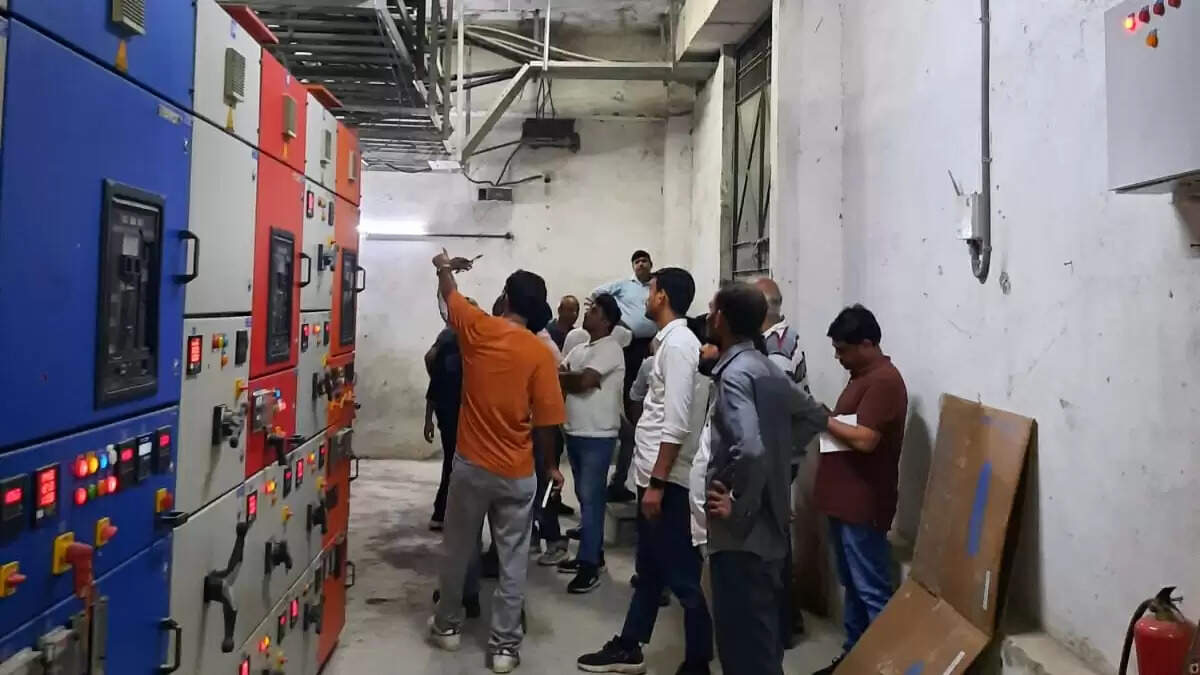ग्रेटर नोएडा वेस्ट में बिना कनेक्शन बिजली आपूर्ति की अनियमितता