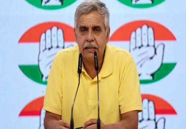 संदीप दीक्षित का शशि थरूर पर कटाक्ष: मुद्दों की समझ की कमी