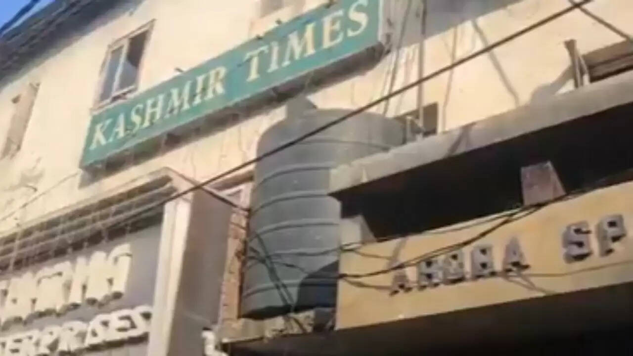 जम्मू-कश्मीर पुलिस ने कश्मीर टाइम्स कार्यालय पर छापा मारा